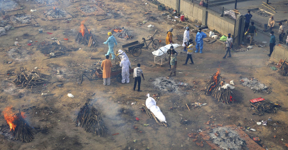 Mehrere Bestattungsunternehmen von Patienten, die an der COVID-19-Krankheit gestorben sind, brennen in einem Land, das in ein Krematorium umgewandelt wurde, um die Leichen von Coronavirus-Opfern am Mittwoch, den 21. April 2021 in Neu-Delhi, Indien, zu verbrennen (AP Photo).
