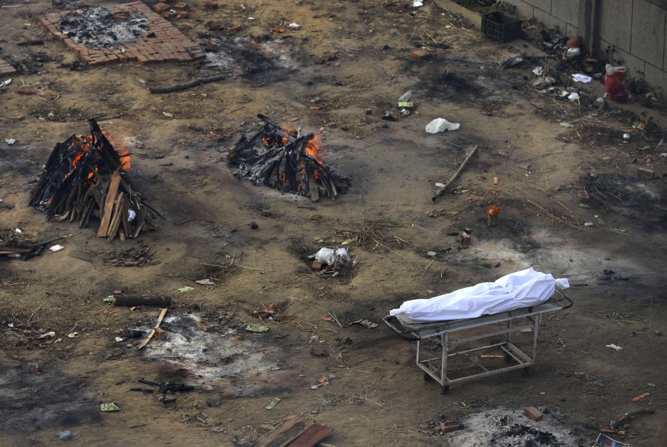 Mehrere Bestattungsunternehmen von Patienten, die an der Covid-19-Krankheit gestorben sind, brennen in einem Land, das in ein Krematorium umgewandelt wurde, um die Leichen von Coronavirus-Opfern am Mittwoch, den 21. April 2021 in Neu-Delhi, Indien, zu verbrennen (AP Photo).