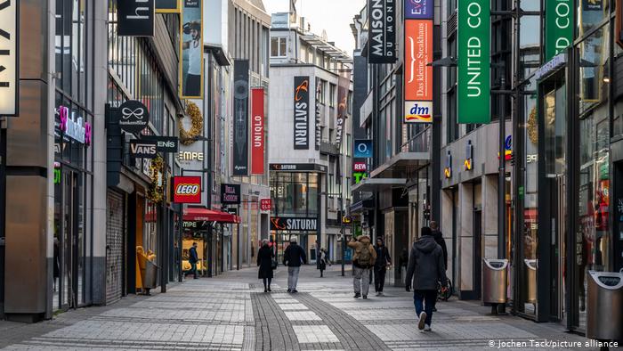 Eine relativ leere Einkaufsstraße in Köln