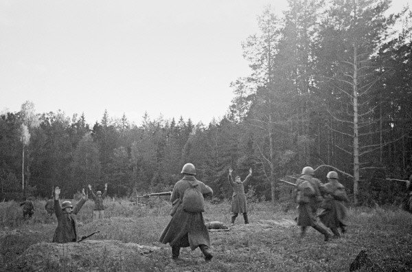 Deutsche Soldaten ergeben sich den russischen Truppen. 