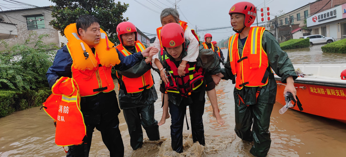 Rettungskräfte retten einen älteren Mann in Xuchang, Provinz Henan, China.