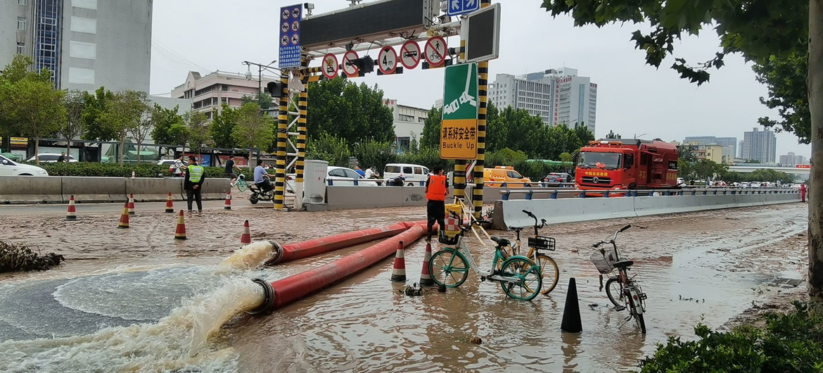 Arbeiter an vorderster Front trocken überflutete Tunnel in Zhengzhou, der Hauptstadt der zentralchinesischen Provinz Henan.