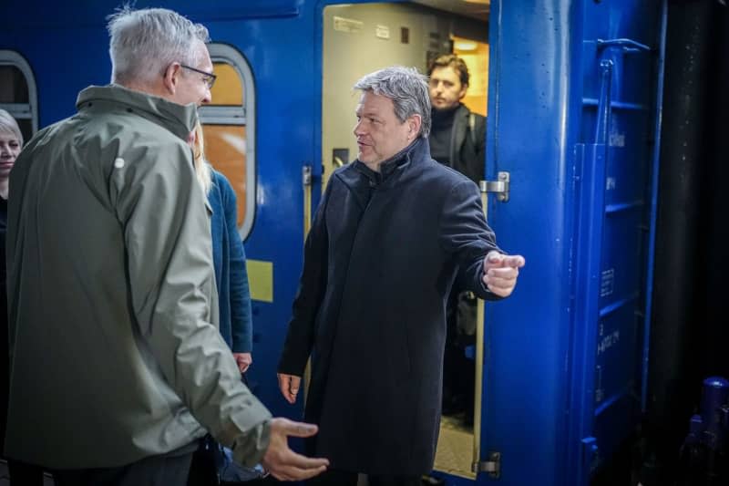 Bundeswirtschafts- und Klimaschutzminister Robert Habeck wurde am Bahnhof in Kiew vom deutschen Botschafter in der Ukraine Martin Jäger (links) empfangen.  Kai Netfeld/DPA